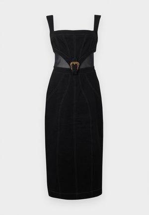 Schwarzes ärmelloses Midikleid mit quadratischem Ausschnitt, kontrastierenden Nähten, tailliertem Schnitt und dekorativem goldfarbenem Schnallendetail vorne in der Mitte.