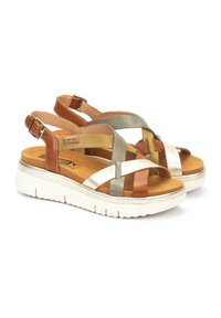 Sandalias de cuero con tiras entrelazadas en tonos marrón, dorado y plateado. Tienen una plantilla acolchada y una suela gruesa blanca.