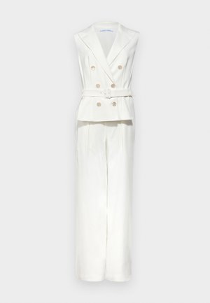 Bela brezrokavna kombinezona z dvojnim zapiranjem, z zlato dugimi gumbi in usklajenim pasom. Prilagojen fit z širokimi hlačami. Gladka tekstura.