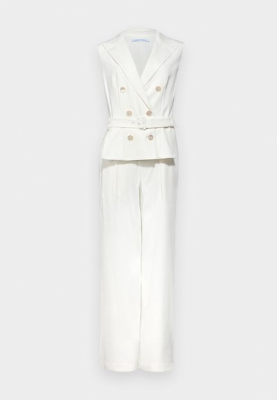 Witte mouwloze jumpsuit met een dubbelgeknoopte ontwerping, gouden knopen en een bijpassende riem. Op maat gemaakte pasvorm met een wijde broekspijpen. Glad textuur.
