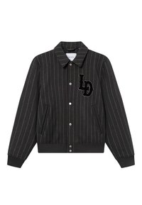 Zwart gestreepte jas met een kraag, knoopsluiting, voorzakken en een textiele stof. Bevat een geborduurd logo op de borst.