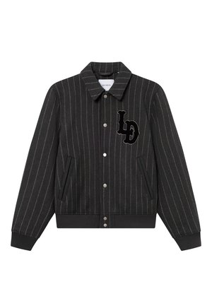 Μαύρο ριγωτό σακάκι με κολάρο, κλείσιμο με κουμπιά, μπροστινές τσέπες και υφή υφάσματος. Δια θέτει κεντητό λογότυπο στο στήθος.