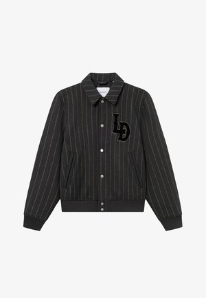 Μαύρο ριγωτό σακάκι με κολάρο, κλείσιμο με κουμπιά, μπροστινές τσέπες και υφή υφάσματος. Διαθέτει κεντητό λογότυπο στο στήθος.