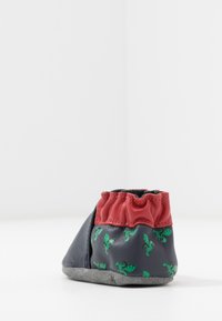 Bottine en cuir souple grise avec un col froncé rouge ; motifs de dragons verts ; semelle en daim pour une meilleure adhérence ; design à bout arrondi.