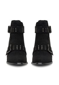 Melni zamšaini potītes zābaki ar divām platām jostām, dekorēti ar metāla kniedēm un sprādzēm, ar plakanu zoli un noapaļotu purngalu.