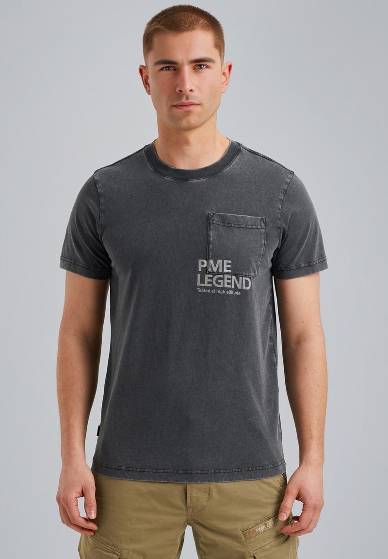 Camiseta de algodón gris con cuello redondo, mangas cortas y un bolsillo en el pecho izquierdo que presenta "PME LEGEND" impreso en gris claro.