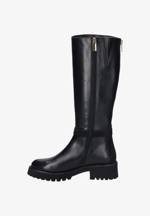 Botas de cuero negras hasta la rodilla con cremallera lateral, suela de goma y un detalle de cinta de ante, presentando un acabado suave y un diseño robusto.