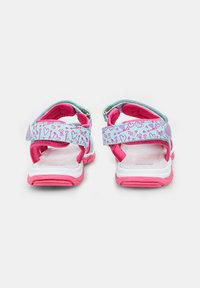 Roosa ja sinine laste sandaalid südamekirjaga rihmad, reguleeritav sääreluu ja pehmendusega jalanõu. Kummist tald haardeks.