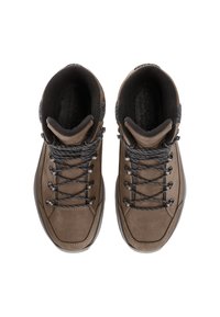 Scarpe da trekking marroni realizzate in materiali scamosciati e in mesh; design alto, chiusura con lacci, con lacci a pattern nero e bianco e imbottitura alla caviglia.