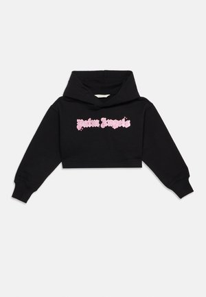 Czarna krótka bluza z kapturem z różowym dekoracyjnym tekstem w stylu gotyckim na środku klatki piersiowej, z długimi rękawami i kapturem.