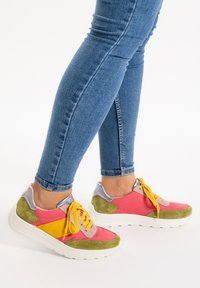 Farbenfrohe Sneaker mit pinken, grünen, gelben und grauen Einsätzen. Leichtes Design mit einer strukturierten Wildlederoptik und kontrastierenden Schnürsenkeln.