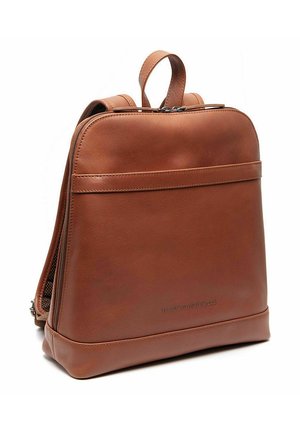 Bruine leren rugzak met bovenhandgreep, dubbele verstelbare schouderriemen en voorvak met rits, rechtopstaand op een witte achtergrond.