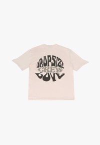 Helle rosa Baumwoll-T-Shirt mit übergroßem schwarzen und grauen Grafiktext auf dem Rücken, der „DROPSIZE GREEN LOVE“ liest. Kurze Ärmel und lässiger Schnitt.