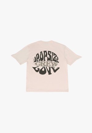 Helle rosa Baumwoll-T-Shirt mit übergroßem schwarzen und grauen Grafiktext auf dem Rücken, der „DROPSIZE GREEN LOVE“ liest. Kurze Ärmel und lässiger Schnitt.