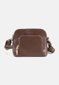 Bolso bandolera de cuero marrón con dos compartimentos con cremallera y correa ajustable con herrajes dorados.