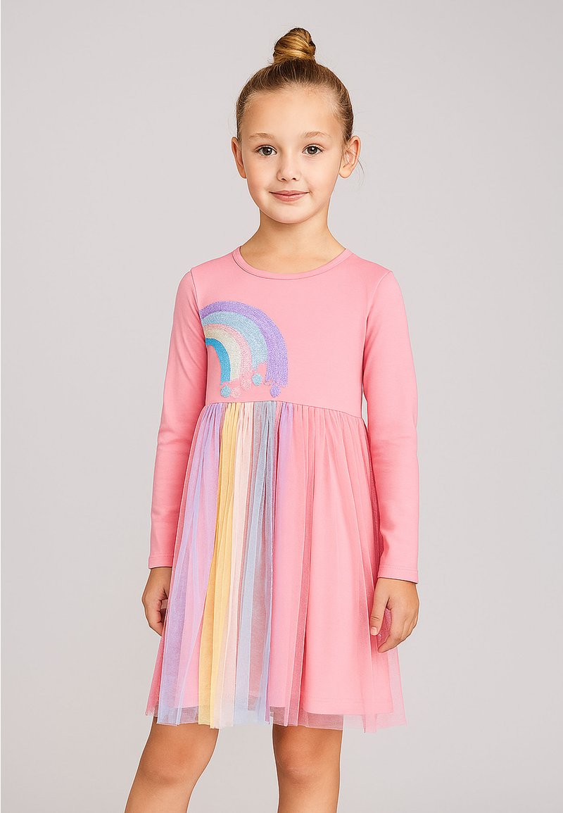 RosaLangarmkleid mit Regenbogenmuster und einem gestuften Tüllrock in Pastellfarben. Weicher Stoff mit rundem Ausschnitt und geraffter Taille.