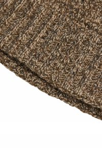 Berretto di lana marrone a maglia con una texture a coste, caratterizzato da una miscela di fibre chiare e scure. Il filato è spesso e caldo, adatto per il freddo.