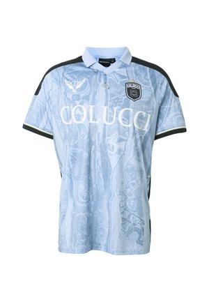 Lichtblauw poloshirt met korte mouwen en patroon, voorzien van zwarte accenten op de schouders, de tekst "COLUCCI", een gevleugeld logo en een zwarte Colucci Team CJ-patch.