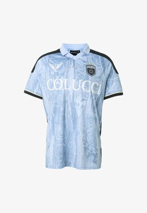 Jasnoniebieska koszulka polo z krótkim rękawem z wzorem, czarne akcenty na ramionach, napis "COLUCCI", logo z skrzydłami oraz czarna naszywka Colucci Team CJ.