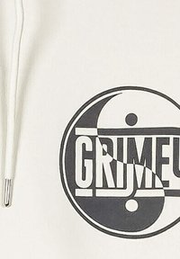 Sudadera blanca con un gráfico negro de yin-yang que presenta la palabra "GRIMEU" en letras gruesas. Los cordones con puntas metálicas son visibles.