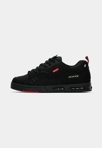 Adidași sport negri cu talpă amortizată, superior texturat de culoare neagră, accente roșii și branding pe lateral. Dispun de șireturi și amortizare cu aer.