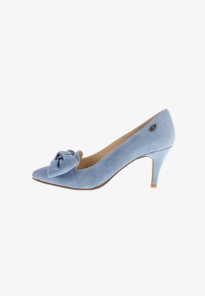 Helle blaue Wildleder-Pumps mit einer spitzen Zehenform und einer großen Schleife auf der Vorderseite. Sie verfügen über einen schlanken Absatz und ein kleines dekoratives Detail.