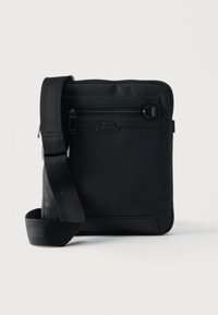 Μαύρη τσάντα crossbody με μπροστινή τσέπη με φερμουάρ, ρυθμιζόμενο φαρδύ λουρί και ανάγλυφο λογότυπο BOSS σε υφασμάτινη υφή.