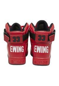 Baskets montantes rouges avec des accents noirs, dotées d'un extérieur en cuir texturé, d'un col rembourré, d'une sangle avec boucle et de lettres blanches "33" et "EWING."