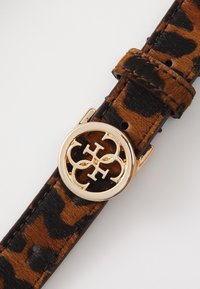 Hnědý a černý pásek na hodinky z kůže s leopardím vzorem s kulatou sponou ve zlatém tónu, která je ozdobena designem propleteného loga.