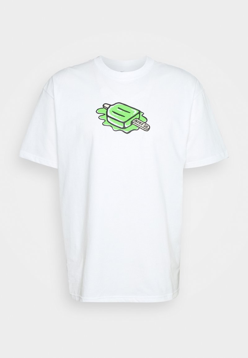 Camiseta de algodón blanca con un gráfico de un helado verde con contornos negros y el texto "Nike SB", centrado en el frente. Manga corta, cuello redondo.