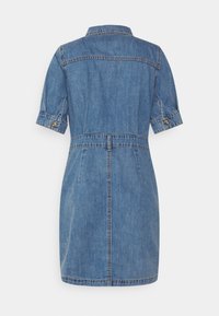 Vestido de denim com mangas curtas, gola com colarinho e cintura ajustada com fecho de botão. Cor azul clara e tecido resistente.