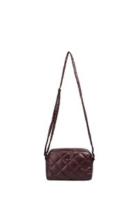 Bolso burdeos acolchado con una correa trenzada, de forma rectangular, textura brillante y un logotipo de marca prominente en el frente.