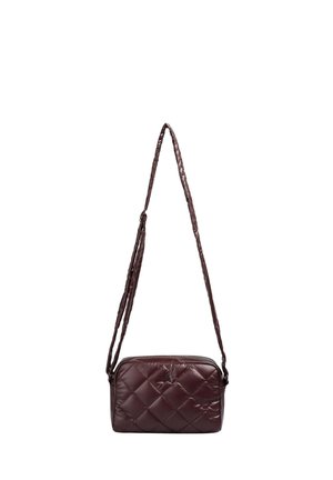 Bolso burdeos acolchado con una correa trenzada, de forma rectangular, textura brillante y un logotipo de marca prominente en el frente.
