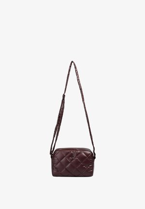 Bolso burdeos acolchado con una correa trenzada, de forma rectangular, textura brillante y un logotipo de marca prominente en el frente.