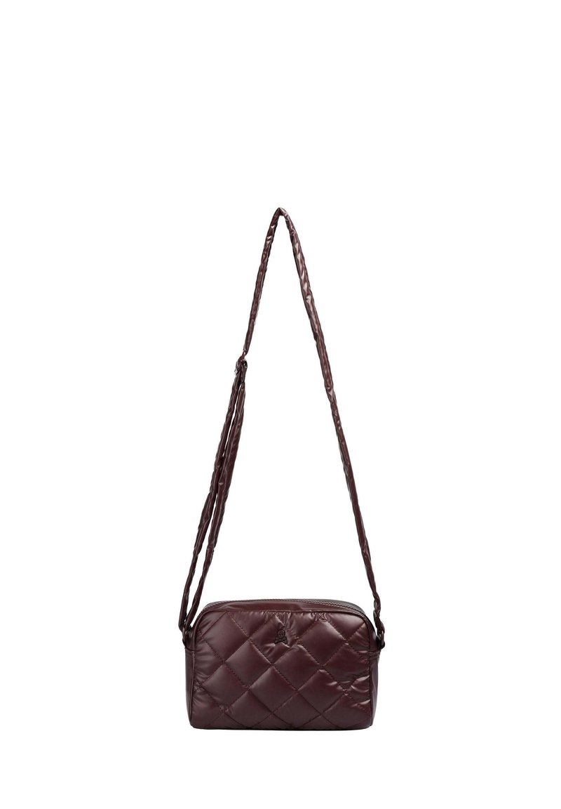 Bolso burdeos acolchado con una correa trenzada, de forma rectangular, textura brillante y un logotipo de marca prominente en el frente.