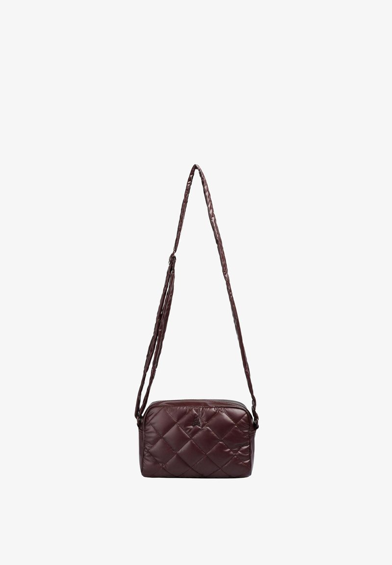 Quilted bordeaux håndtaske med en fletstrap, rektangulær form, blank overflade og et fremtrædende brandlogo foran.