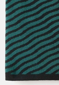 Tessuto a maglia in teal con strisce ondulate nere. Presenta una consistenza morbida e un motivo orizzontale, rifinito con un bordo nero uniforme.