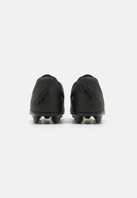Schwarze Fußballschuhe mit einem schlanken Design, strukturiertem Obermaterial und Kunststoff-Stollen. Das "PHANTOM"-Logo ist auf der Ferse sichtbar.