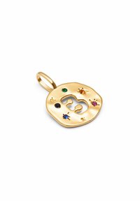 Colgante de oro con una forma orgánica y ondulada; presenta piedras preciosas de colores que incluyen verde, azul, naranja y rosa; elemento de diseño recortado.