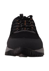 Schwarze Sportschuhe mit einem strukturierten Mesh-Obermaterial, orangen Akzenten und einer robusten Gummisohle. Sie verfügen über ein klassisches Schnürdesign und eine verstärkte Zehenpartie.