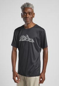 Zwart kortä sleeve shirt met een bergafbeelding in grijs, gemaakt van lichtgewicht materiaal. Inclusief logo-detail vlakbij de zoom.