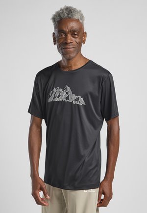 Zwart kortä sleeve shirt met een bergafbeelding in grijs, gemaakt van lichtgewicht materiaal. Inclusief logo-detail vlakbij de zoom.