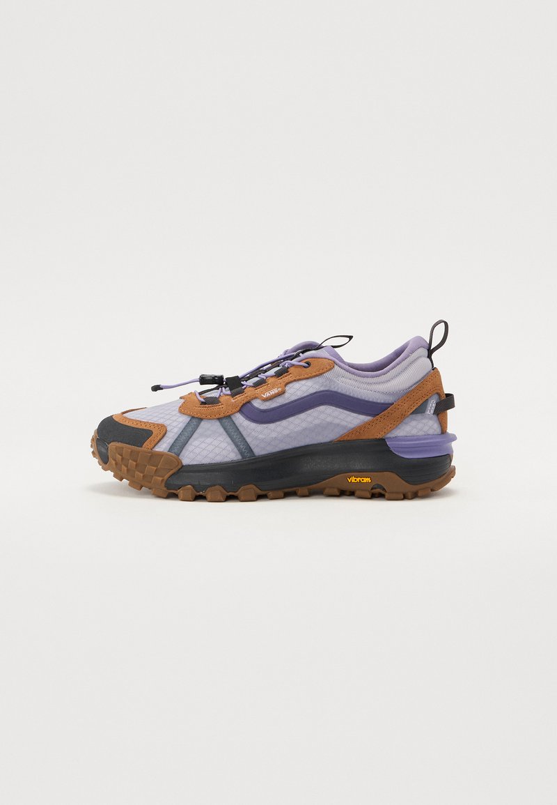 Lyslilla og brune sneakers med nettingoverdel, grå detaljer, slitesterk svart såle, snøring og Vibram-logo på hælen.