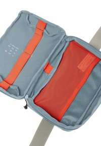 Sac multifonction gris avec poches et sangles en maille orange. Doté d'une fermeture éclair et d'un extérieur texturé. Idéal pour organiser de petits objets.