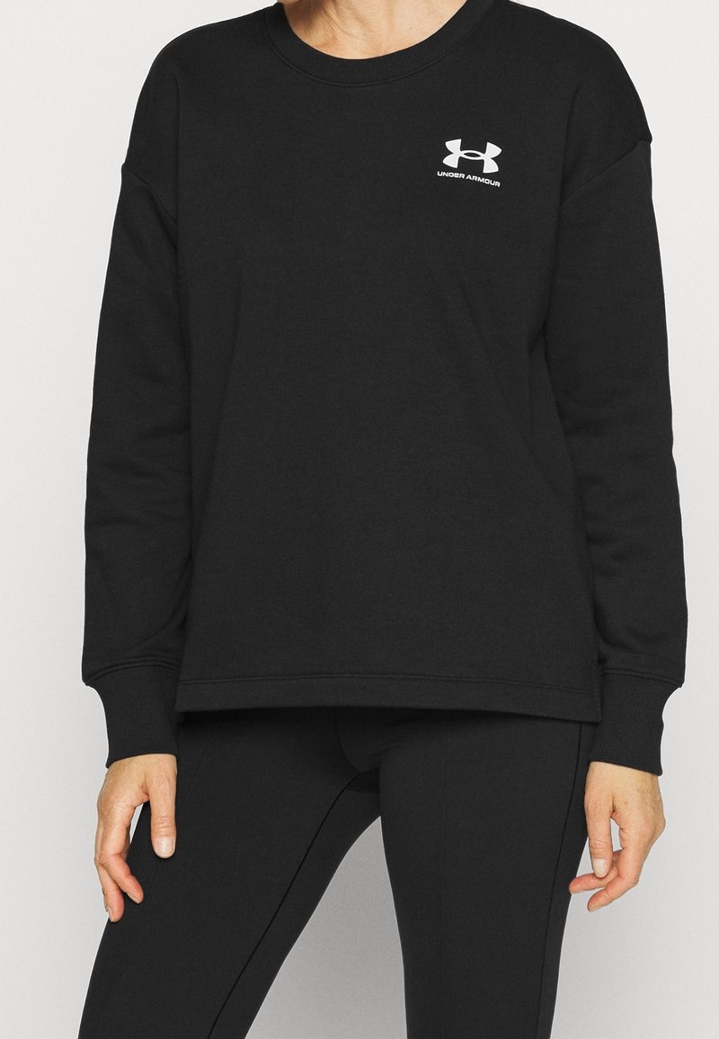 Sweat-shirt noir en matériau doux, avec un col rond, des manches longues et le logo Under Armour en blanc sur la partie gauche de la poitrine.