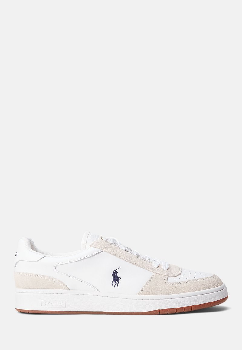 Baskets blanches avec des accents en suede, lacets plats, boîte à orteils perforée et semelle en caoutchouc. Présente un logo brodé sur le côté.