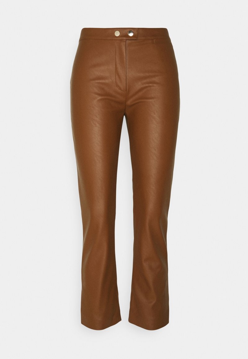 Pantalons évasés en faux cuir marron au toucher lisse, avec une silhouette ajustée, une fermeture éclair à l'avant et deux accents de boutons en métal au niveau de la taille.
