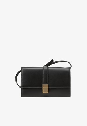 Zwarte leren clutch met een rechthoekige vorm, voorzien van een goudkleurige sluiting en een korte strap. Soepele textuur met minimale ontwerp-elementen.