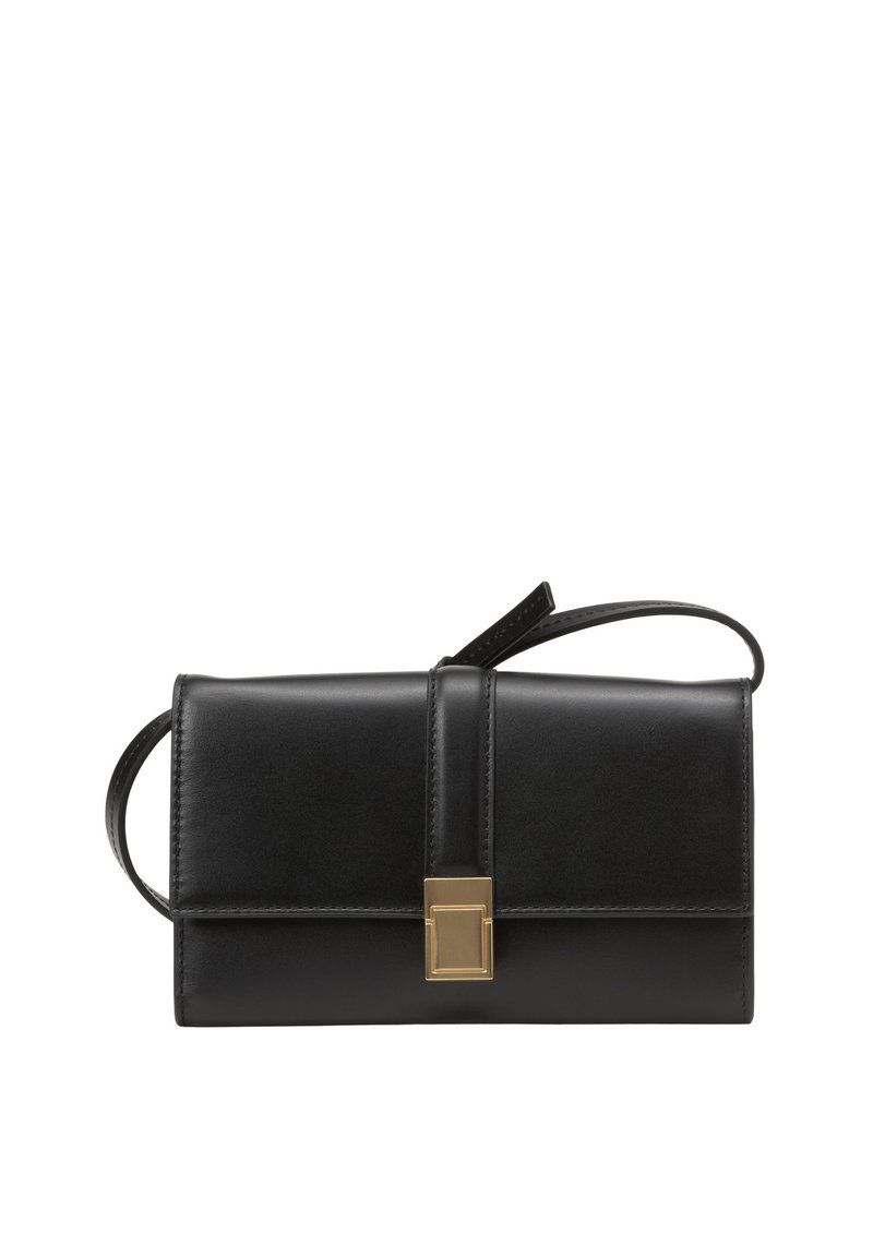 Clutch in pelle nera dalla forma rettangolare, con una chiusura color oro e una tracolla corta. Texture liscia con elementi di design minimi.