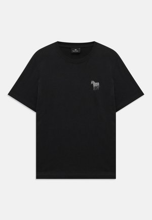 Camiseta negra de manga corta con un pequeño bordado en blanco de una cebra en el lado izquierdo del pecho y un cuello redondo.
